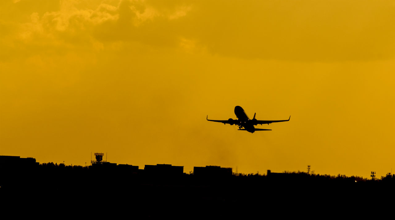 Op vakantie, maar waar heen? plane departing silhouette